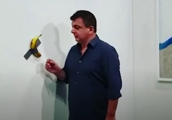 Em 2019, enquanto estava exposta no Art Basel de Miami, o artista norte-americano David Datuna publicou um vídeo nas redes sociais em que aparece descascando e comendo a banana na frente de outras pessoas.