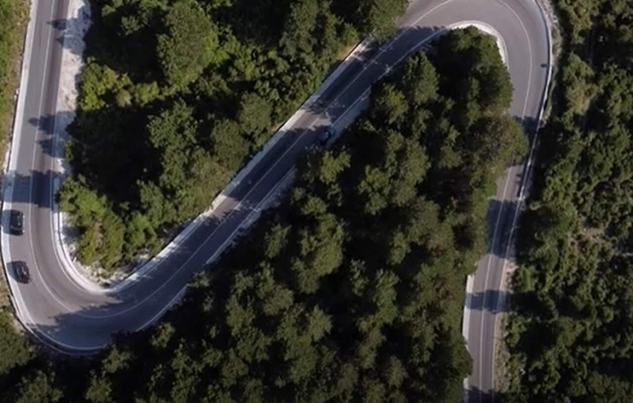 Embora não seja uma praia, o Llogara Pass merece destaque. Localizado entre as montanhas e o mar, oferece vistas panorâmicas deslumbrantes da costa jônica. O país é um destino popular para caminhadas e passeios de carro, com várias trilhas e oportunidades para admirar a natureza.