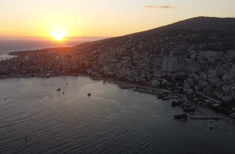 Localizada no sul da Albânia, Saranda é uma cidade famosa por suas belas praias e proximidade com o Parque Arqueológico de Butrint, um Patrimônio Mundial da UNESCO.