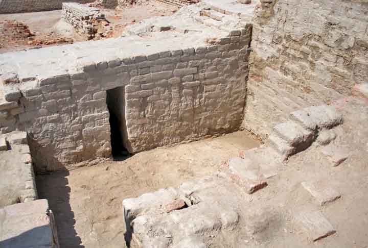 As casas também eram padronizadas. As construções eram feitas de tijolos cozidos uniformes. 