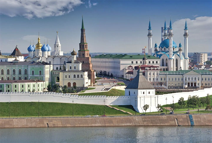 KREMLIN DE KAZAN - Situado no encontro dos rios Volga e Kazanka, foi erguido durante reinado do  imperador russo (czar) Ivan, o TerrÃ­vel, no sÃ©culo 16. Trata-se da cidade histÃ³rica mais relevante da RepÃºblica do TartaristÃ£o, na RÃºssia. As torres e a muralha de proteÃ§Ã£o se destacam. 