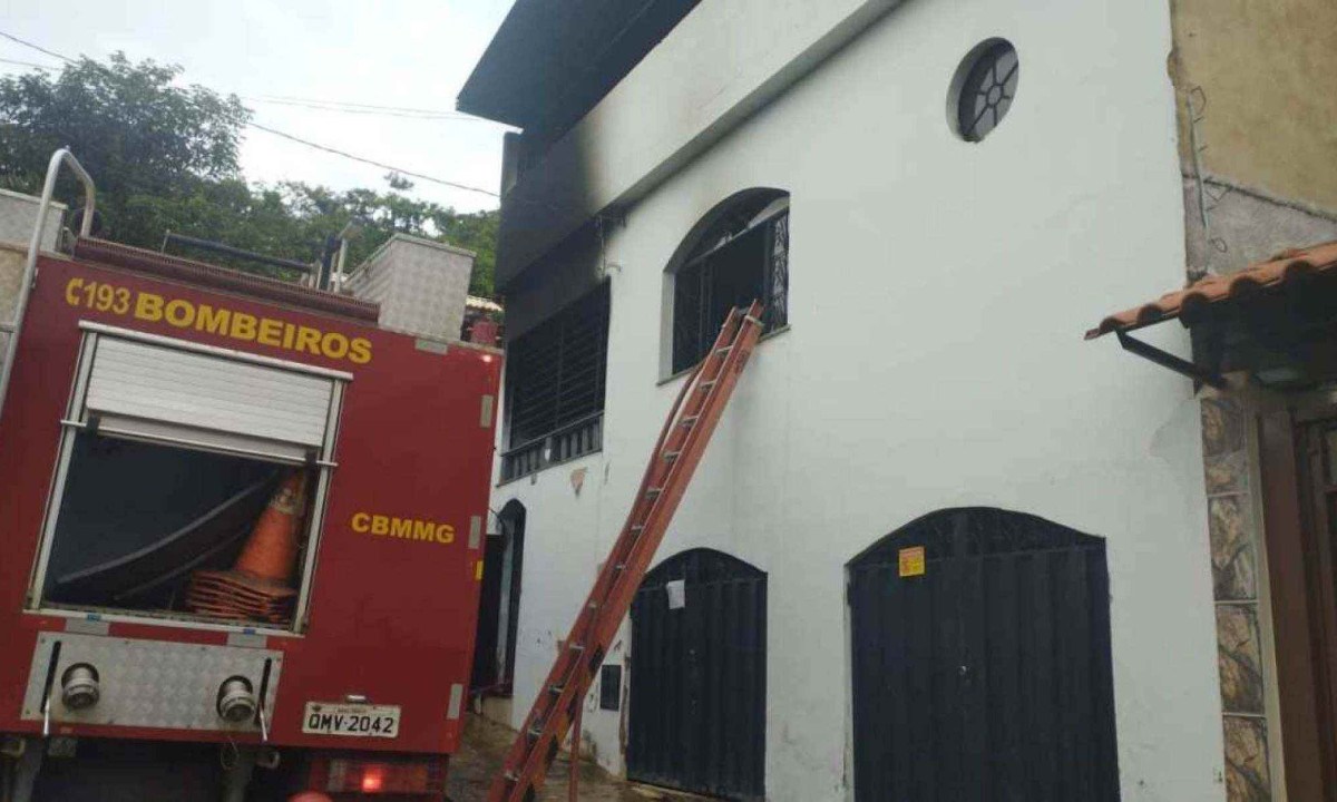 Corpo da vítima foi encontrado no hall de acesso a um dos quartos durante o trabalho de rescaldo foi localizado.  -  (crédito: CBMMG)