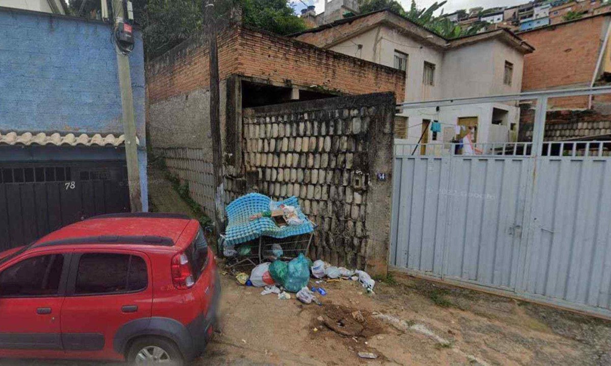 Beco onde o casal foi morto por traficantes que eram seus vizinhos e onde uma criança de 2 anos sobreviveu -  (crédito: Reprodução/Google StreetView)