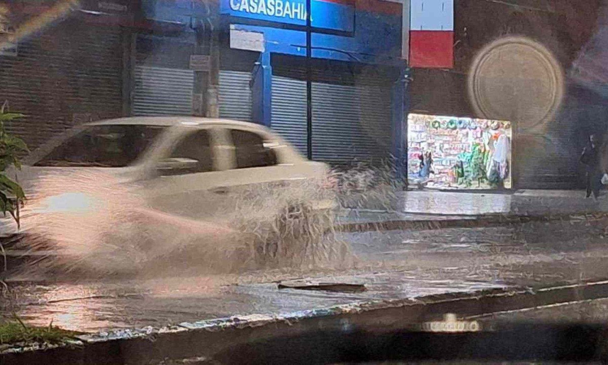 Forte chuva castigou o Centro de BH no sábado e impõe alerta em mais de dois terços do estado -  (crédito: Marcos Vieira/EM/D.A.Press)