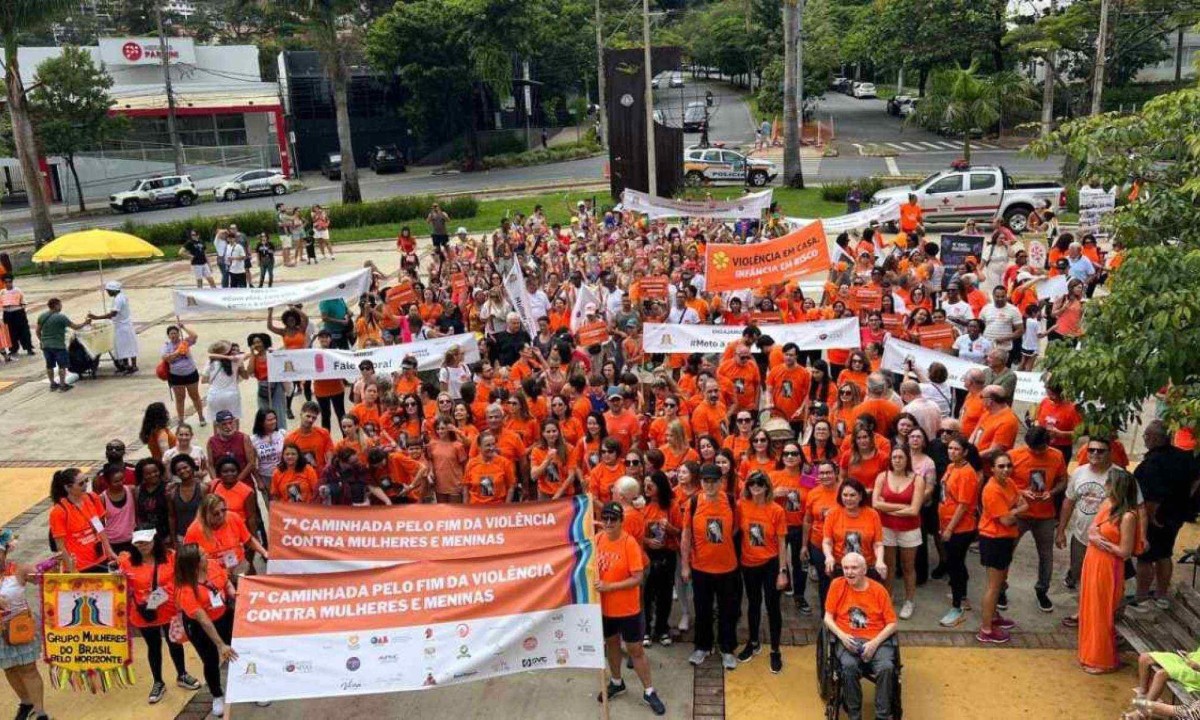 Concentração da caminhada aconteceu na Praça da Bandeira, região Centro-Sul de Belo Horizonte -  (crédito: Edésio Ferreira/EM/D.A. Press)