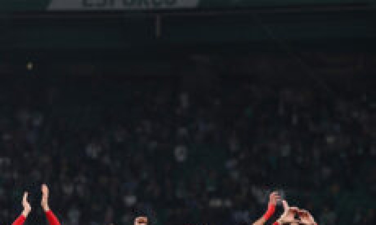  Santa Clara players celebrate after winning their Portuguese League football match between Sporting CP and CD Santa Clara at the Jose Alvalade stadium in Lisbon, on November 30, 2024. (Photo by FILIPE AMORIM / AFP)
       -  (crédito:  AFP)