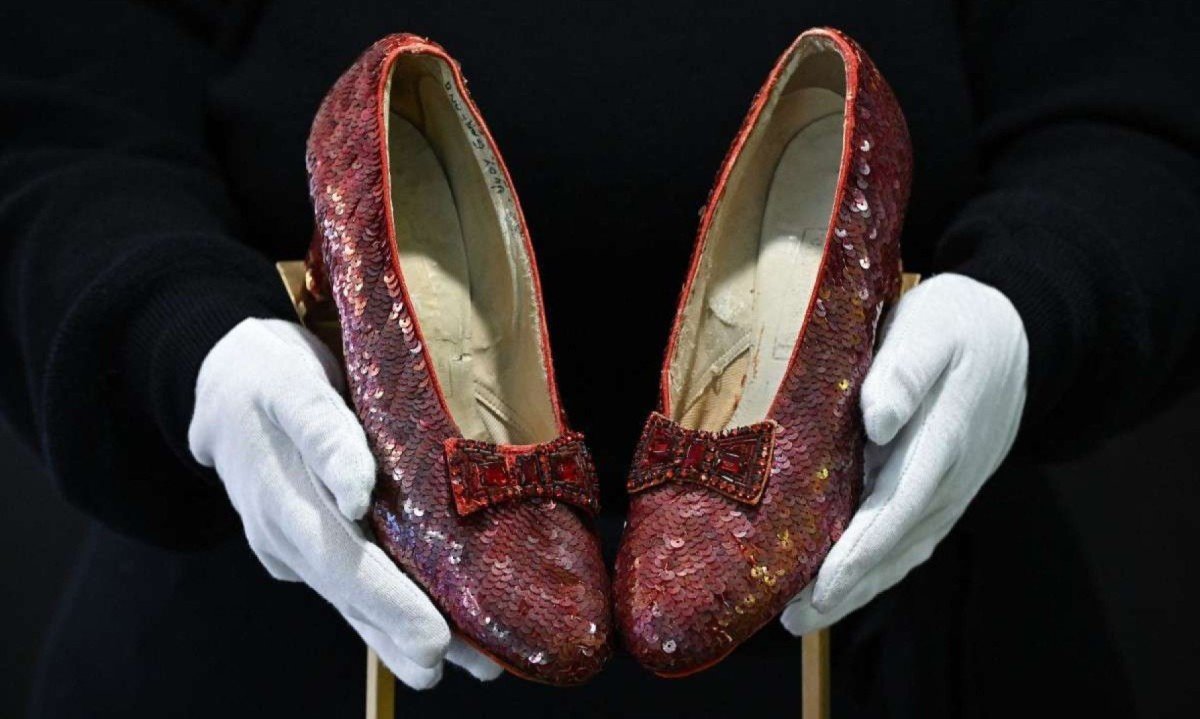 Os famosos sapatos vermelhos de Judy Garland no filme "O mágico de Oz" estão expostos em Londres -  (crédito: Justin Tallis/AFP)