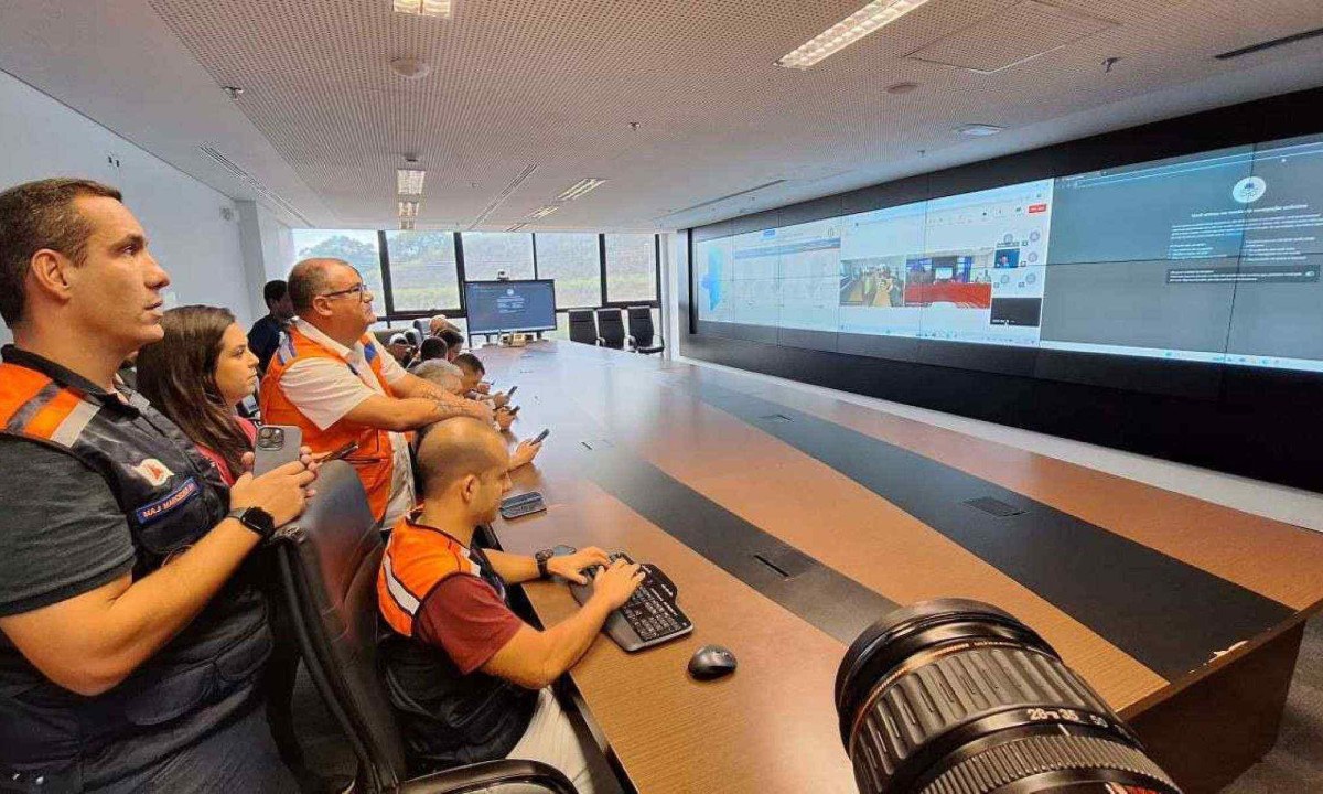 Gabinete da Defesa Civil durante teste do alerta  -  (crédito: Marcos Vieira/EM/D.A Press)