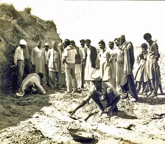 O local foi redescoberto em 1922 pelo arqueólogo inglês Sir John Marshall. O carro dele ainda se encontra no museu de Moenjodaro como homenagem.