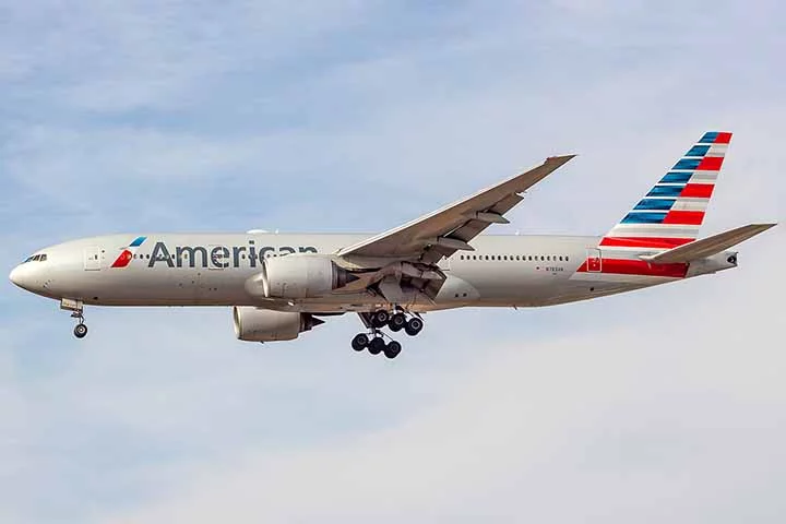 American Airlines economizou 40 mil dólares no ano tirando uma única azeitona do cardápio dos passageiros - Boeing 777-223ER N783AN - Azeitona da American Airlines - Alexandro Dias/Wikimédia Commons