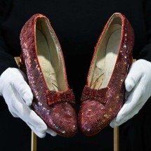 Sapato vermelho de Judy Garland em "O mágico de Oz" vale R$ 17,9 milhões - Justin Tallis/AFP