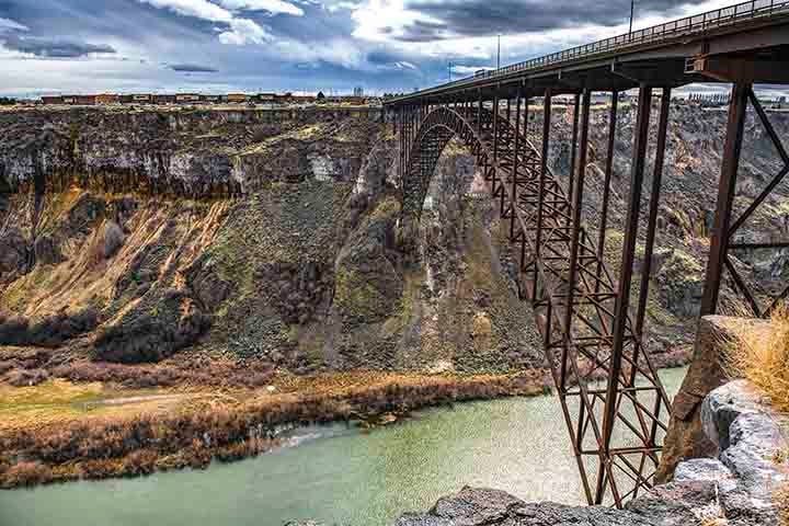 Perrine Bridge, Estados Unidos: Situada no estado americano de Idaho, a ponte foi construÃ­da na dÃ©cada de 1970 sobre as Ã¡guas do rio Snake. Os 148 metros de altura atraem nÃ£o apenas praticantes de bungee-jumping, mas tambÃ©m de base-jumping, espÃ©cie de pÃ¡ra-quedismo desde prÃ©dios, pontes e plataformas.