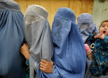Burcas, usadas por afegãs, são o retrato da opressão sobre a mulher no mundo contemporâneo -  (crédito: Barbara Davidson/The Dallas Morning News/ AP)