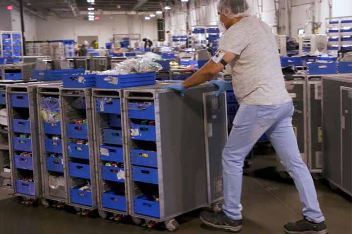 Os carrinhos em que os comissários transportam os alimentos são chamados de trolleys. As companhias aéreas é que os fornecem para as empresas de catering que preparam a comida e cuidam da sua higienização antes de serem levados para o avião.