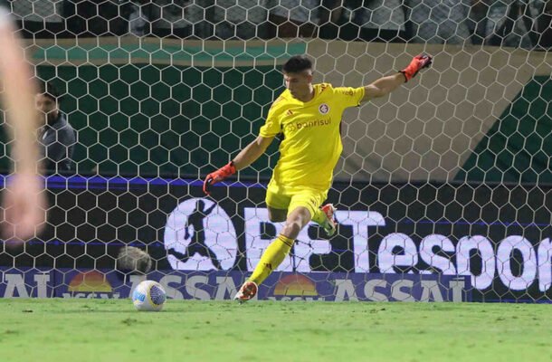 ROCHET - Fez duas boas defesas e não teve culpa nos gols. NOTA 4,0  - Foto: Ricardo Duarte / Internacional