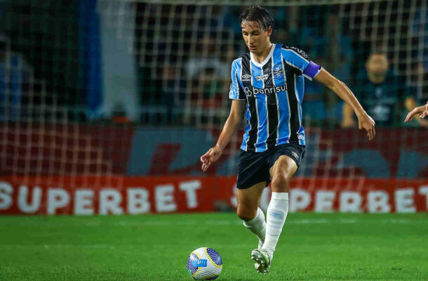 GEROMEL - Em sua provável penúltima exibição na Arena, levou a torida do Grêmio à loucura com desarmes precisos em Ferreira, antigo atleta gremista. Uma espécie de 'lei do ex' reversa. NOTA 8,5. Foto: LUCAS UEBEL/GREMIO FBPA