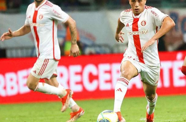 DANIEL CARVALHO - Entrou no lugar de Tabata aos 15 do segundo tempo. Prendeu os zagueiros, mas não teve oportunidades claras. NOTA 5,5  - Foto: Ricardo Duarte / Internacional