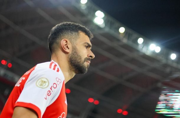 BRUNO HENRIQUE -  Entrou no lugar de Fernando aos 28 minutos do segundo tempo  e foi mais um home de frente. Não empatou o jogo por causa de grande defesa de Rossi.  NOTA 6,0. - Foto: Ricardo Duarte / Internacional