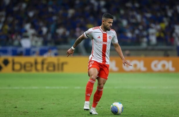 TABATA - Teve uma grande chance em um chute de fora da área que Rossi salvou. Depois, só voltou a acordar no segundo tempo, quando iniciou a jogada do gol de Wesley, pouco antes de sair para a entrada de  Gabriel Carvalho.  NOTA 5,5   - Foto: Ricardo Duarte / Internacional