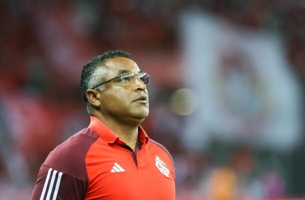 TÉCNICO ROGER MACHADO - Depois de ver seu time se perder no primeiro tempo e seguir para o Intervalo levando de 3 a 0. Fez correções táticas. Por muito pouco o time não conseguiu o empate em 3 a 3. NOTA 7,0. - Foto: Ricardo Duarte / Internacional