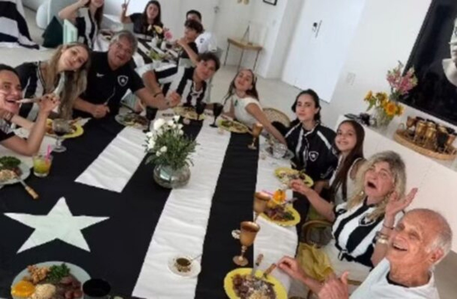 Famosos eufóricos com título do Botafogo: Estrela 'nada solitária'