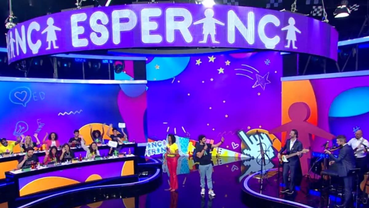 O Criança Esperança, programa de cunho social da TV Globo, ainda usa o telefone para atrair doadores, já que artistas famosos atendem às ligações. -Reprodução de vídeo TV  Globo