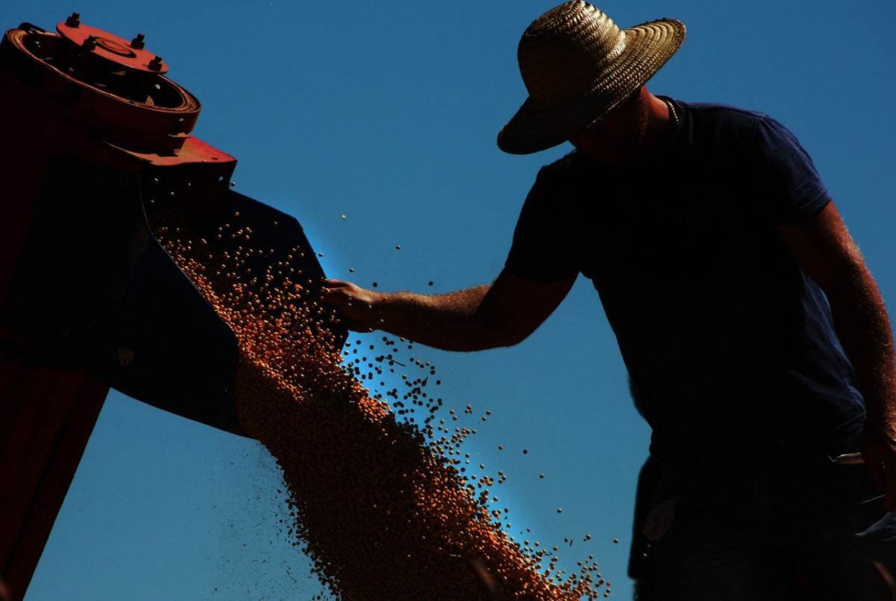 Trabalhador espalha soja cultivada em caminhão em campo em Salto do Jacuí, no Rio Grande do Sul, Brasil, em 6 de abril de 2021