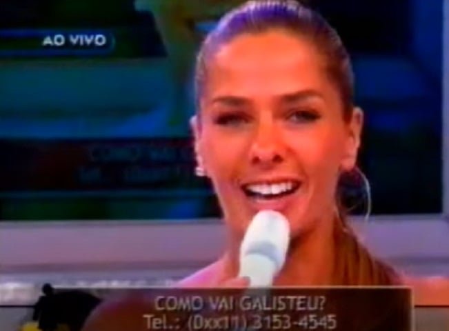 Adriane Galisteu era a apresentadora do programa  transmitido pelo SBT. O público ligava de casa para participar dos jogos e concorrer a prêmios. -Reprodução/ SBT