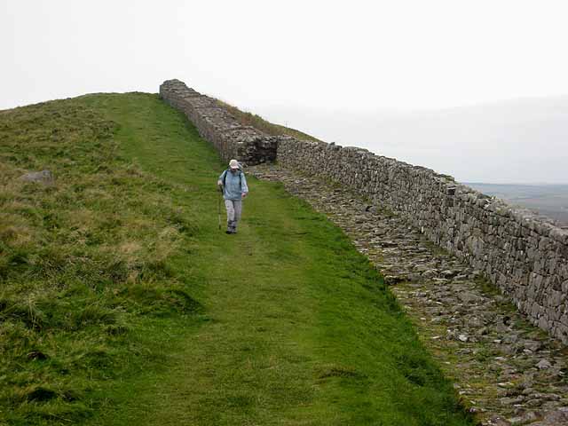  Atualmente é um excelente percurso para caminhada,com  magníficas paisagens. O nome Adriano foi escolhido para homenagear o imperador romano que ordenou sua construção. 