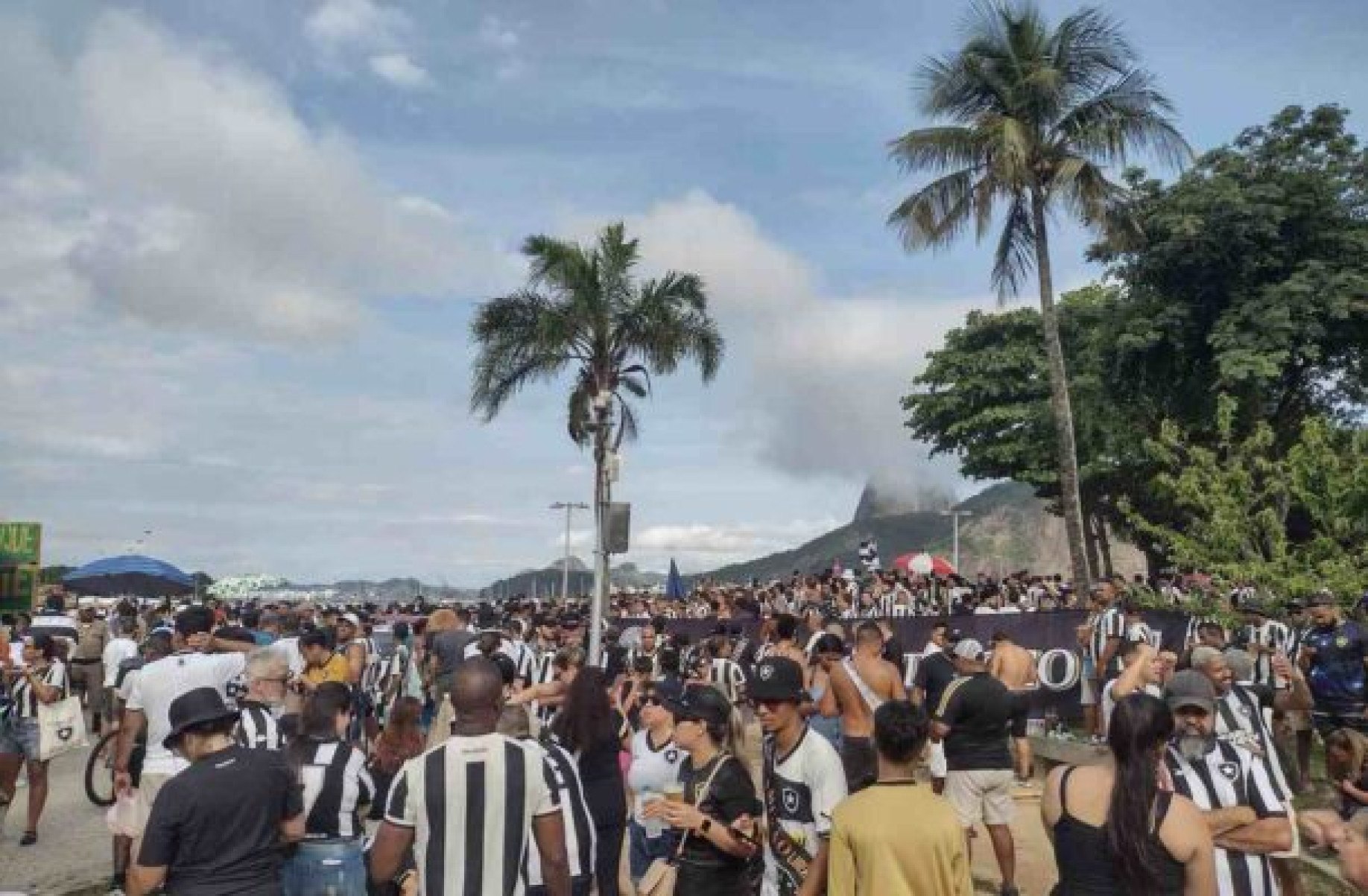 Torcedores do Botafogo estão no Aterro para receber os campeões
