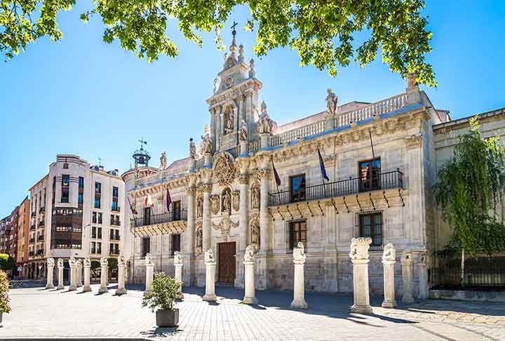 UNIVERSIDADE DE VALLADOLID (Valladolid, Espanha) – 1346 - 
Teve papel relevante na formação de líderes e administradores durante a expansão do Império Espanhol.
