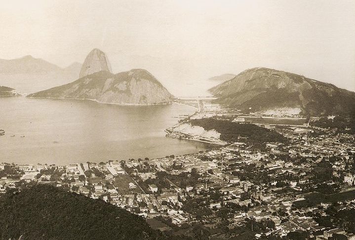 Sua história remonta ao fim do século 19, quando ritmos africanos começaram a se misturar com influências europeias e indígenas, especialmente nas áreas urbanas do Rio de Janeiro. 