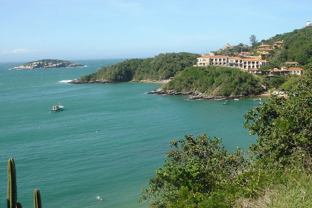 O alerta teve grande repercussão, já que Búzios é uma das cidades mais procuradas por turistas no estado do Rio. Com 35 mil habitantes, fica na Região dos Lagos, e tem belas praias que atraem milhares de visitantes. -Mariordo Mario Roberto Duran Ortiz - wikimedia commons