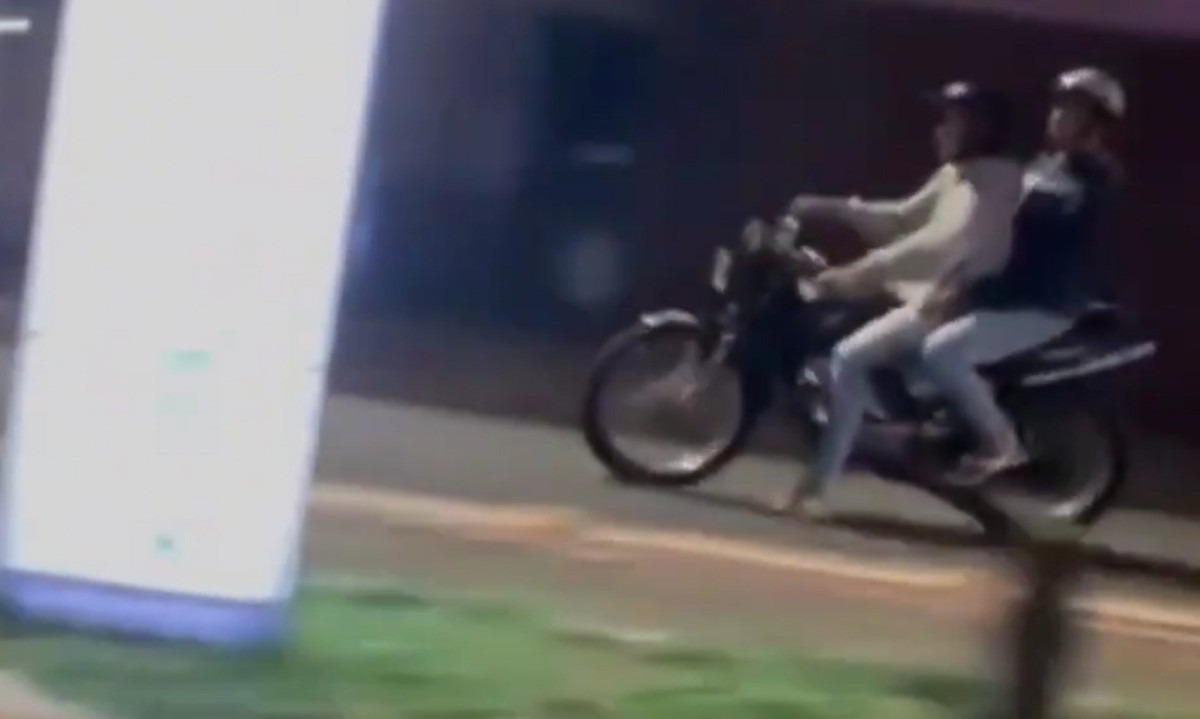 Vídeo: Adolescentes em moto são detidos depois de fugirem da PM -  (crédito: ReproduÃ§Ã£o/Redes sociais)