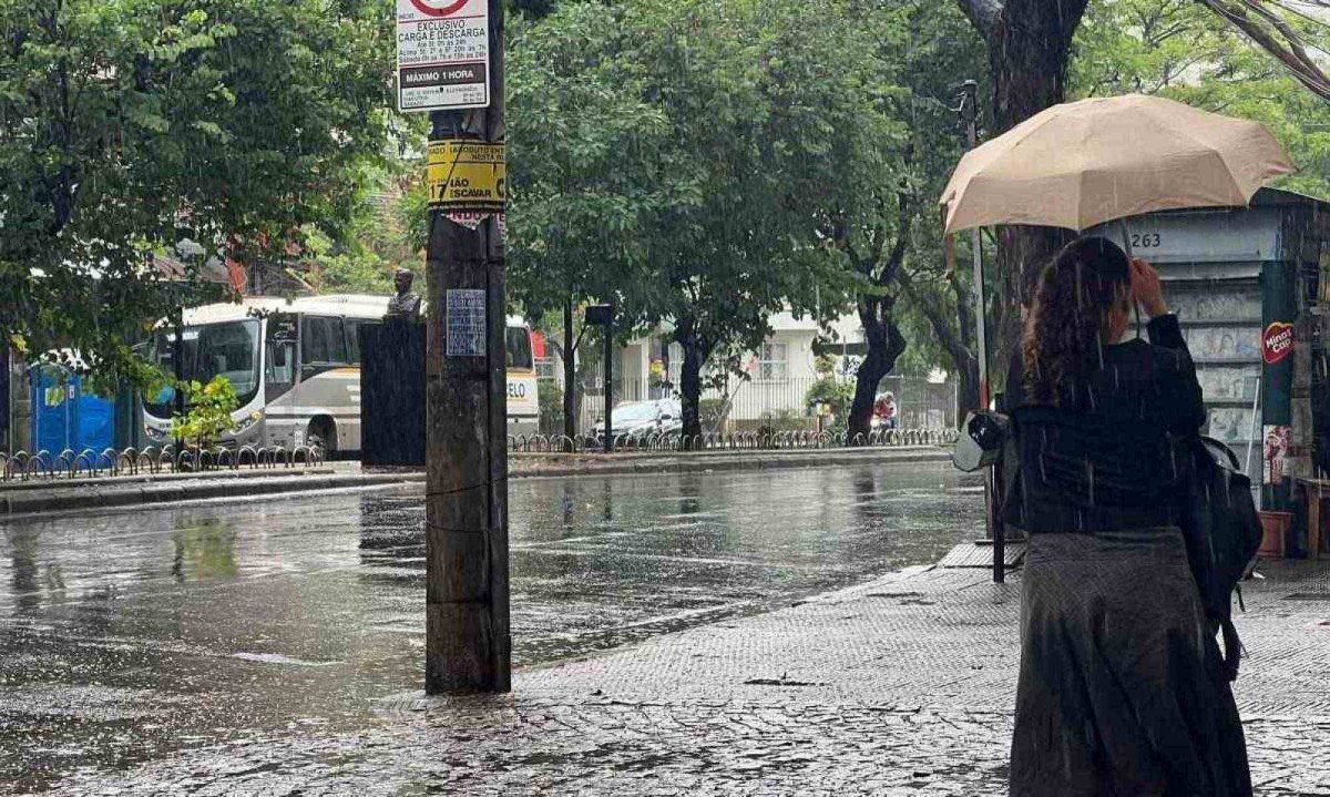 Regionais Noroeste e Oeste da cidade registram chuva "extremamente forte" -  (crédito: Edésio Ferreira/EM/D.A Press)