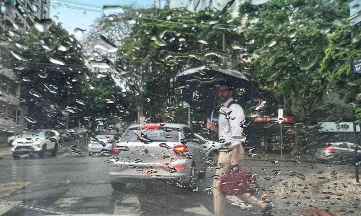 Defesa Civil emitiu alerta de chuva para a manhã desta segunda (2/12) -  (crédito: Edésio Ferreira/EM/D.A Press)