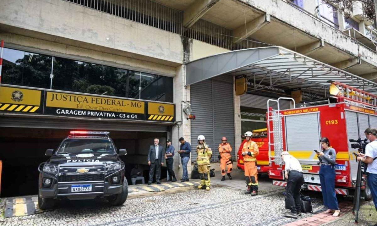 Pelo menos 4 equipes dos bombeiros estão no local -  (crédito: Leandro Couri / E.M / DA. Press)