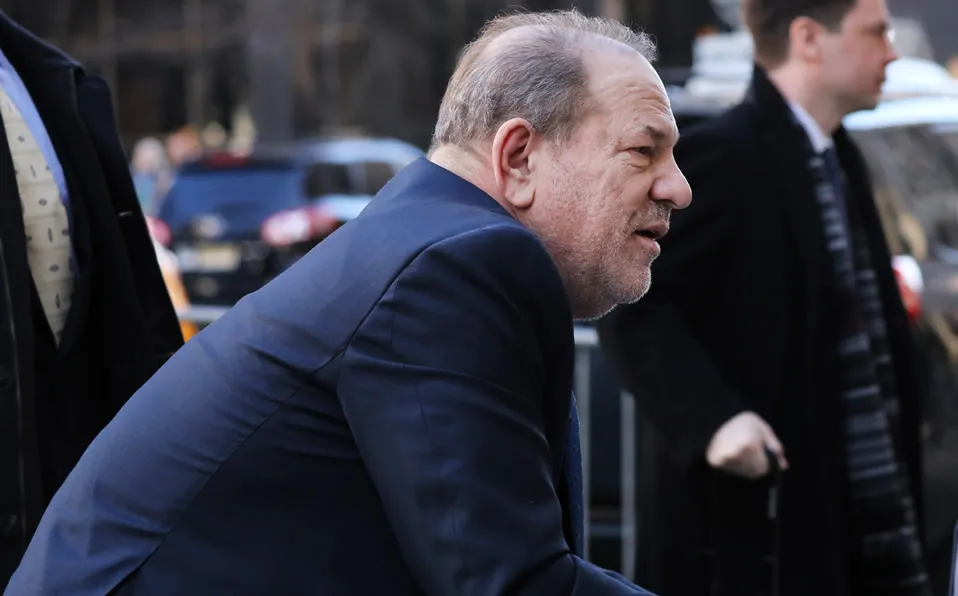 Harvey Weinstein chega de andador ao tribunal de Manhattan, onde foi condenado a 23 anos de prisão em fevereiro -  (crédito: Johannes Eisele/AFP)