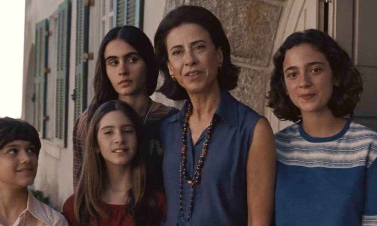Fernanda Torres como Eunice Paiva, em Ainda estou aqui, ao lado dos filhos -  (crédito: divulgação)