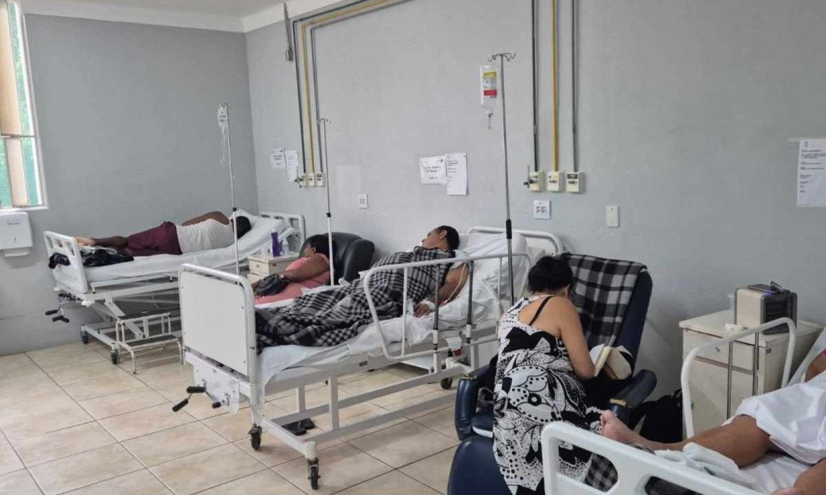 Enfermaria do  Hospital São João de Deus, em Santa Luzia, na Grande BH, com pacientes após em repouso procedimentos cirúrgicos -  (crédito: Jair Amaral/EM/D.A.Press)