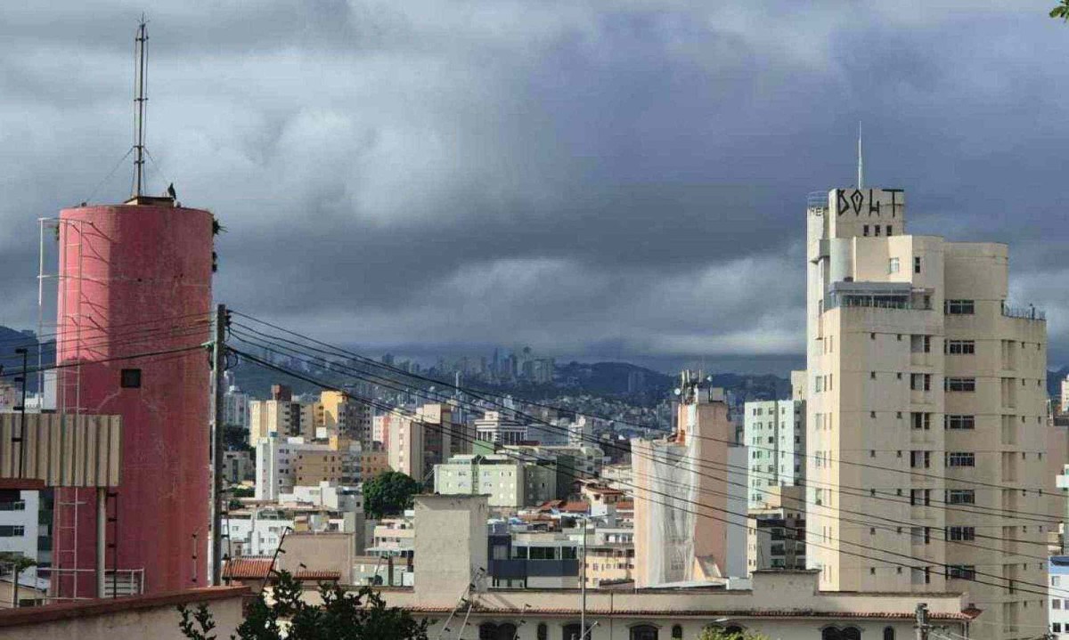 O céu amanheceu fechado em Belo Horizonte -  (crédito: Jair Amaral/EM/D.A Press)