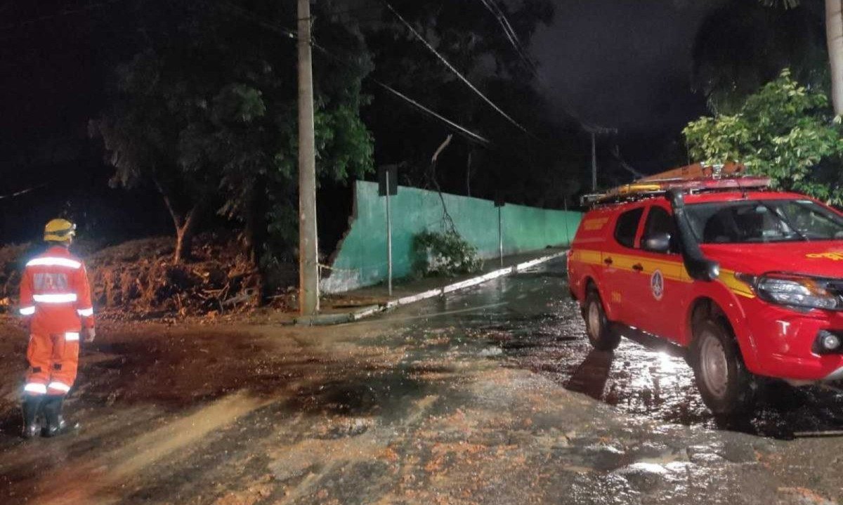 Corpo de Bombeiros foi acionado para ocorrências de quedas de muro, casas alagadas e queda de árvores -  (crédito: CBMMG)