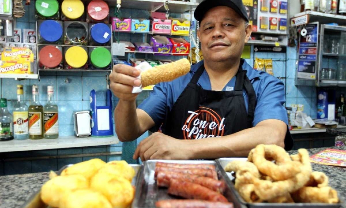 Entre o balcão e a cozinha, Derley Gonçalves é quem recebe e serve os clientes do Tonel da Pinga -  (crédito: Jair Amaral/EM/D.A Press)