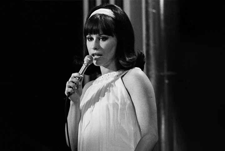 O samba foi introduzido no Japão muitos anos antes da bossa nova, que se tornou popular na década de 1960, com a ida de Astrud Gilberto (foto) e Sergio Mendes ao país. 