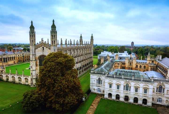 UNIVERSIDADE DE CAMBRIDGE (Cambridge, Reino Unido) – 1209 - Rival histórica de Oxford, é conhecida por sua excelência em ciência e pesquisa. Tem 121 prêmios Nobel associados a seus ex-alunos.
