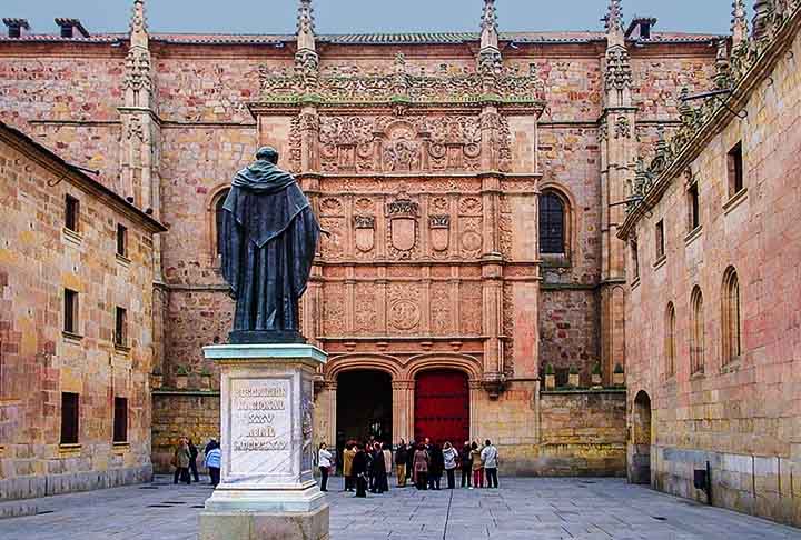 UNIVERSIDADE DE SALAMANCA (Salamanca, Espanha) – 1218 - Teve grande importância  na formação de pensadores e administradores que influenciaram diretamente as políticas coloniais da Espanha. Ela foi o local de discussão e formulação de ideias sobre o direito internacional e os direitos dos povos indígenas durante o período de colonização.