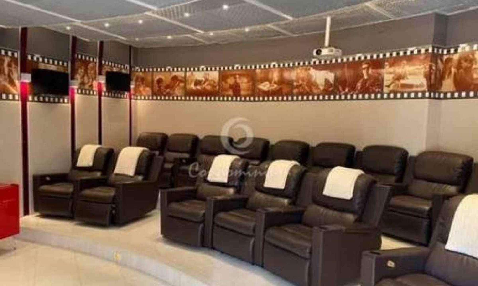 A sala de cinema, um dos ambientes preferidos do cantor, traz diversão e entretenimento para a família