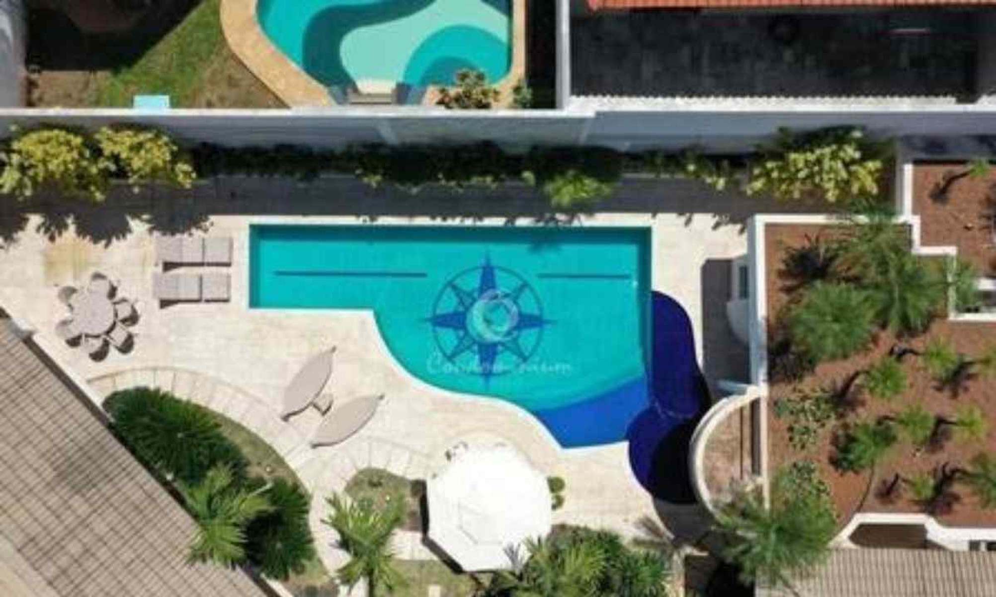 Uma grande piscina é o destaque da área externa do cantor sertanejo 