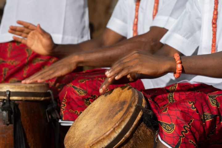 Os ritmos africanos, como o batuque e o jongo, foram fundamentais para a formação do samba. Os instrumentos de percussão, como o atabaque e o pandeiro, também têm origem africana e são elementos essenciais do ritmo.