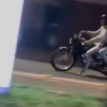 Vídeo: adolescentes em moto fogem de abordagem da PM e são detidos  - ReproduÃ§Ã£o/Redes sociais